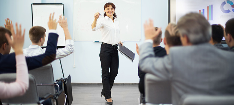 Course instructor holds a Power Platform coaching